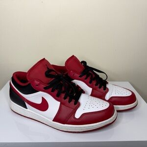 Nike Low Top Sneakers in Red White Black